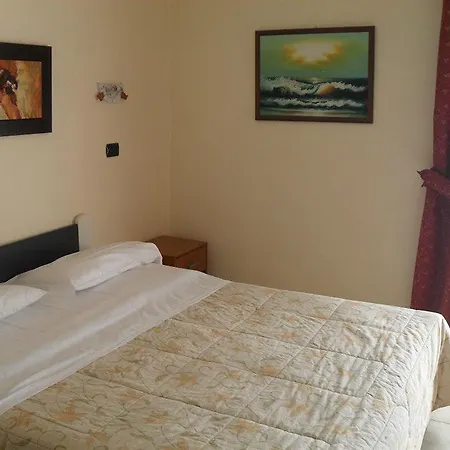 Hotel De Rosa 2*